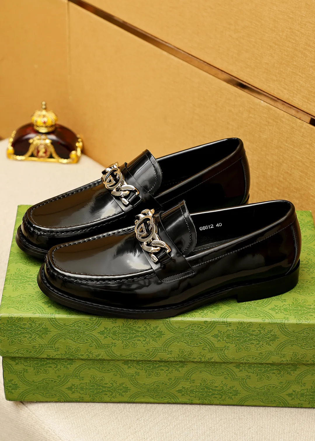 Men's shoes 💰480 💐 Product trademark: GUCCI "Gucci" casual leather shoes Regular size: 38-44 (45.46🉑️customized) Product materials: Selected imported first-layer open-edge beaded cowhide leather upper + luxury hardware buckle, imported water-dyed cowhide leather lining. Strong three-dimensional visual effect, original outsole color: 2 colors available